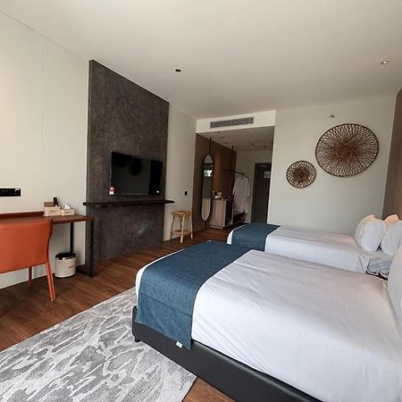Roxy Beach Resort Sematan Extérieur photo