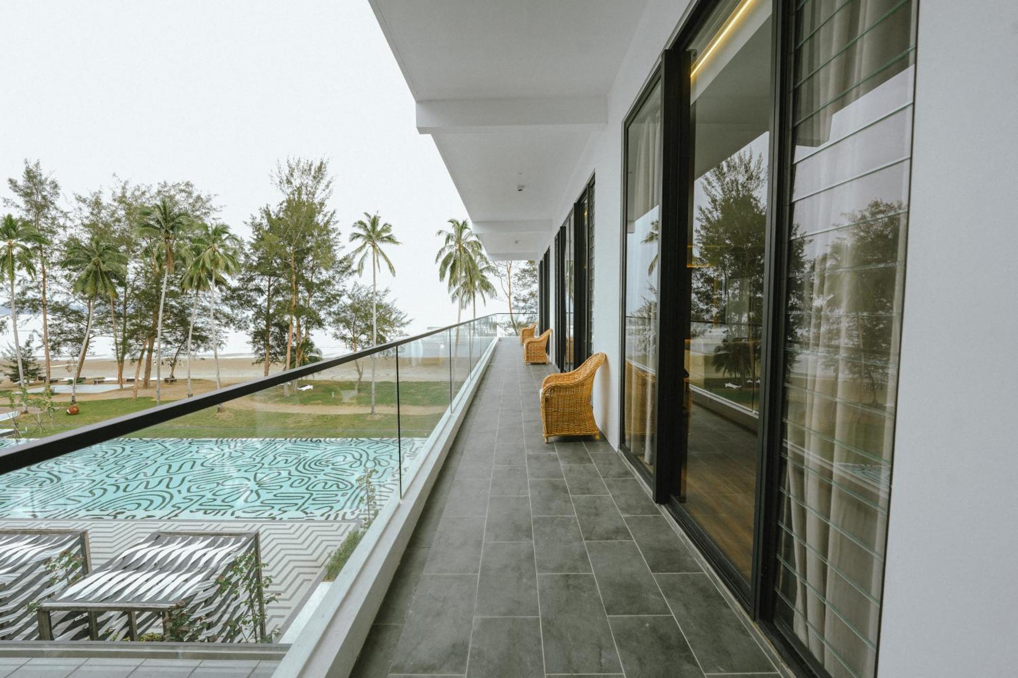 Roxy Beach Resort Sematan Extérieur photo