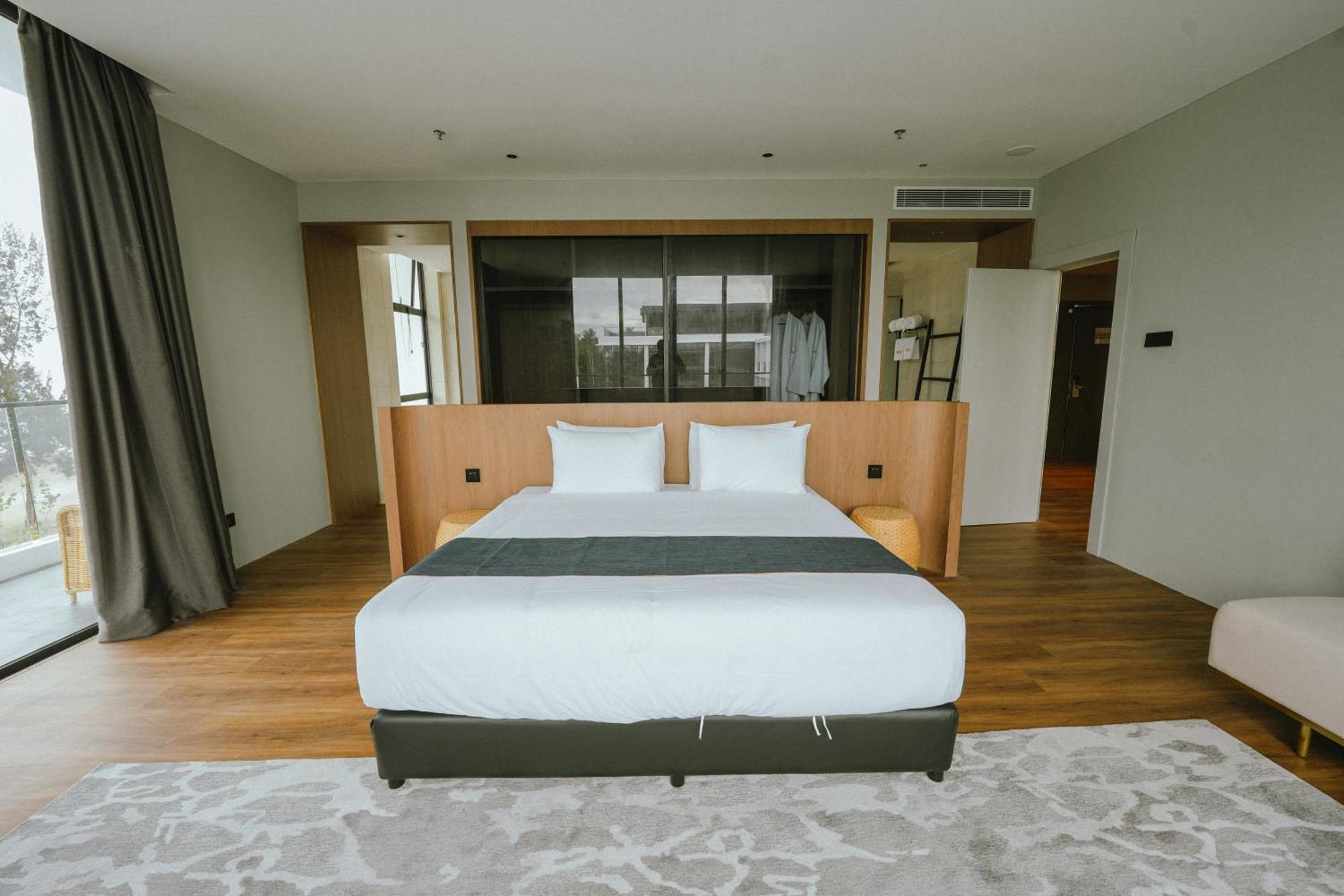 Roxy Beach Resort Sematan Extérieur photo