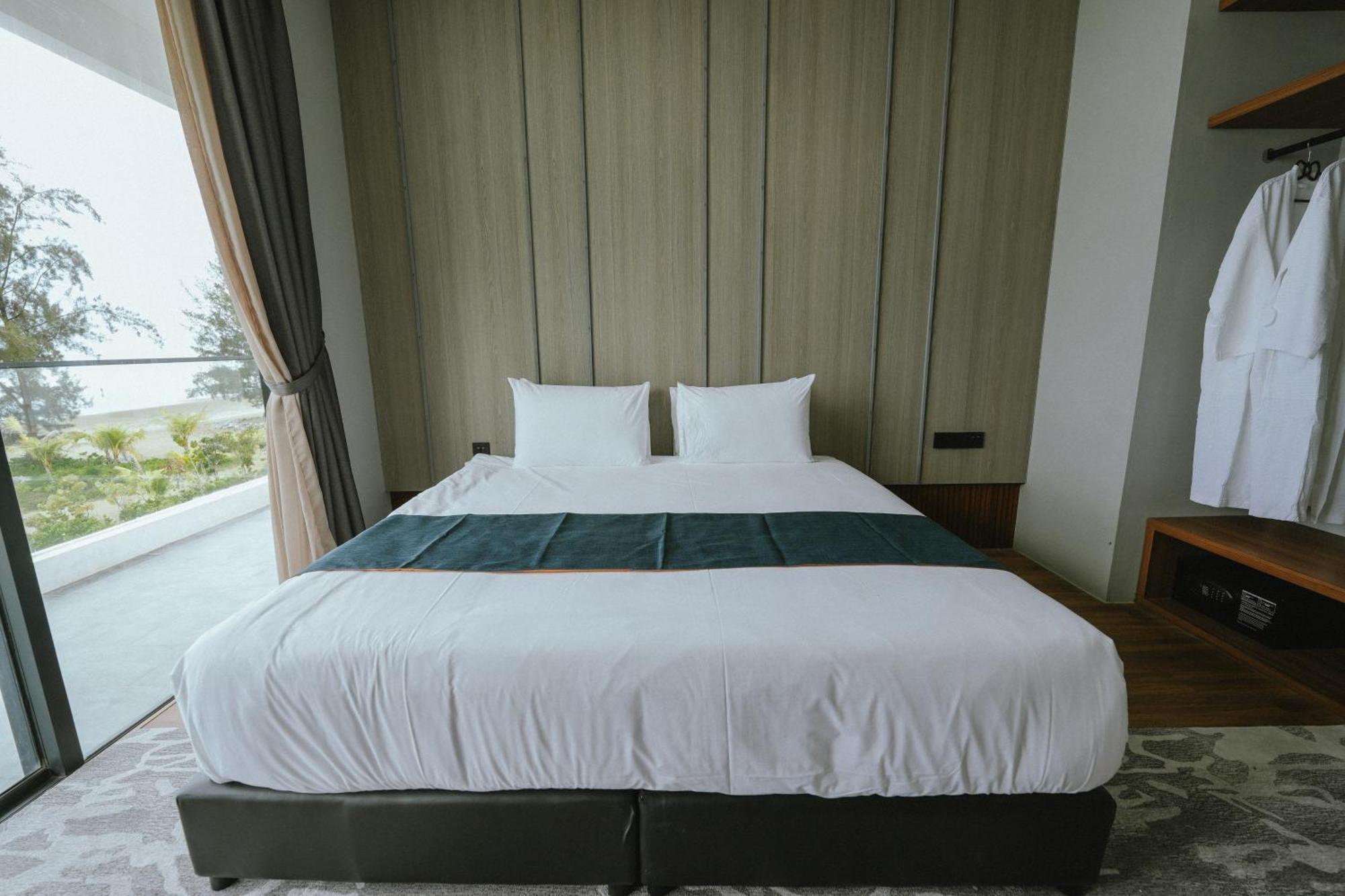 Roxy Beach Resort Sematan Extérieur photo