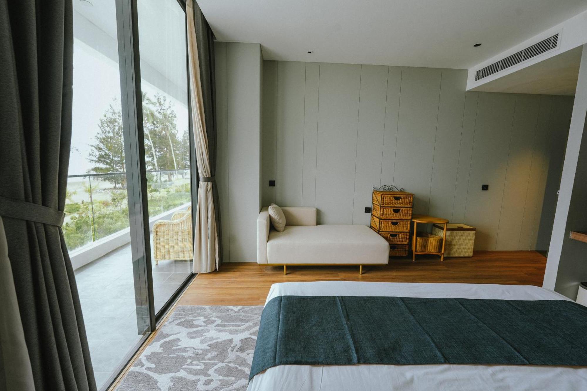 Roxy Beach Resort Sematan Extérieur photo