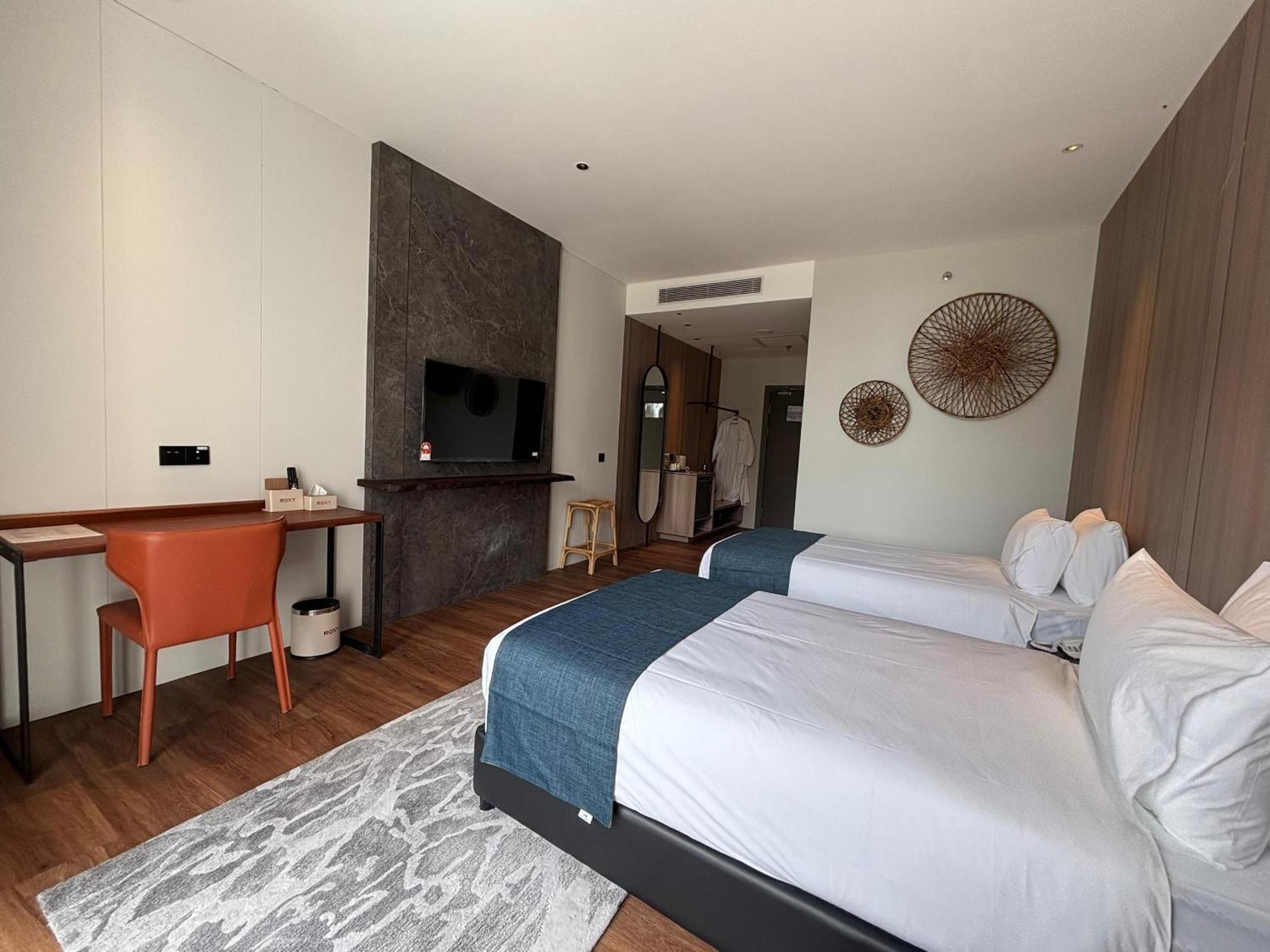 Roxy Beach Resort Sematan Extérieur photo