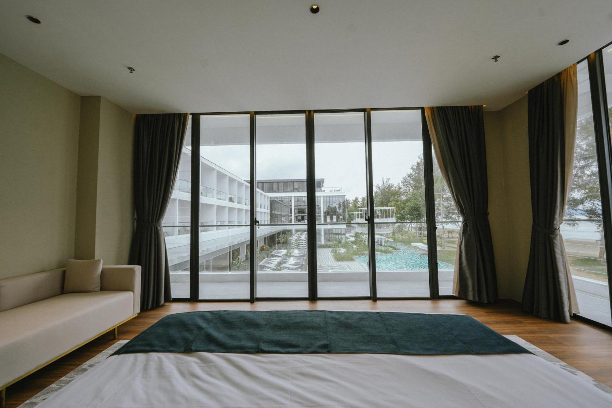 Roxy Beach Resort Sematan Extérieur photo
