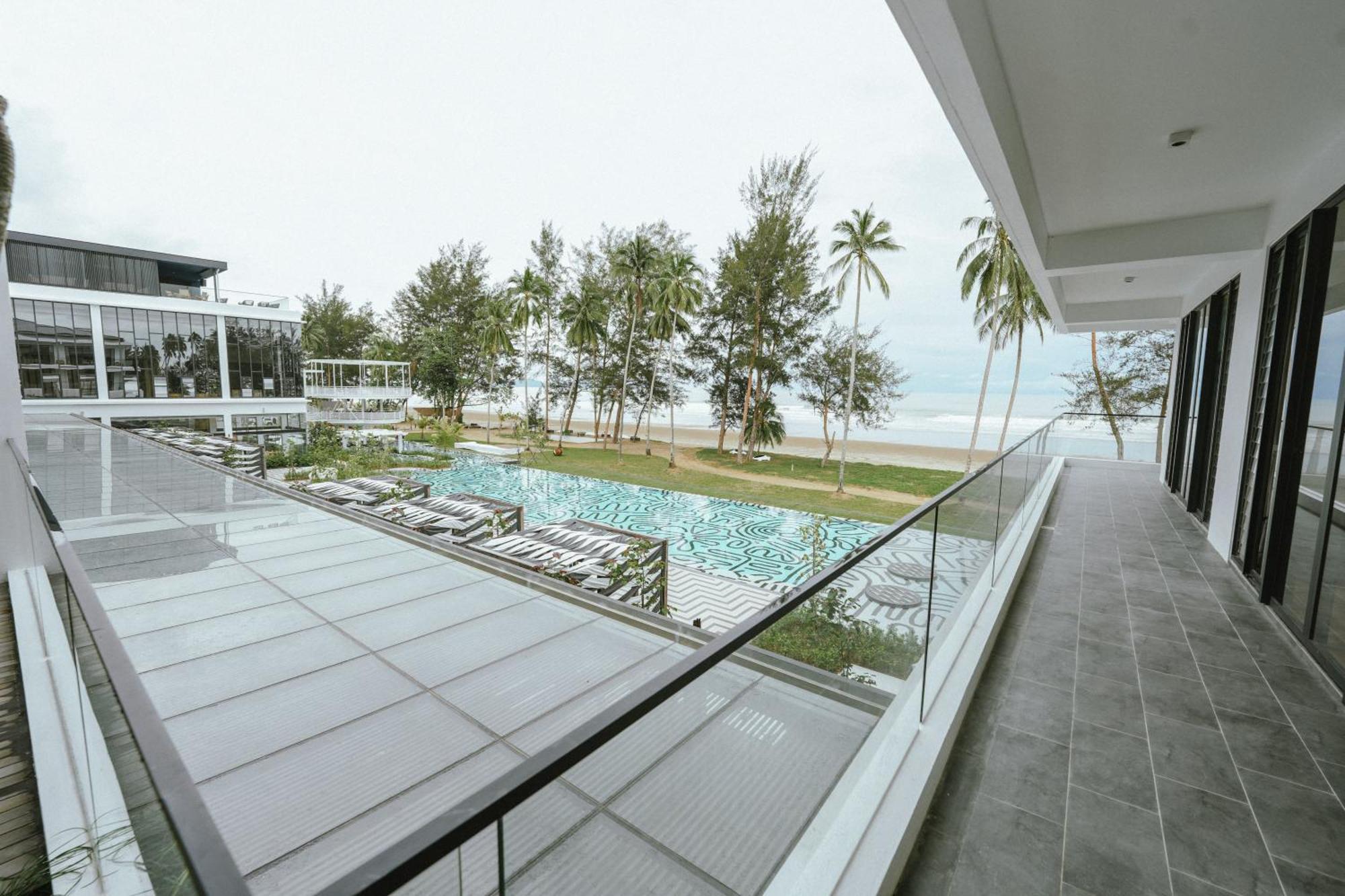 Roxy Beach Resort Sematan Extérieur photo