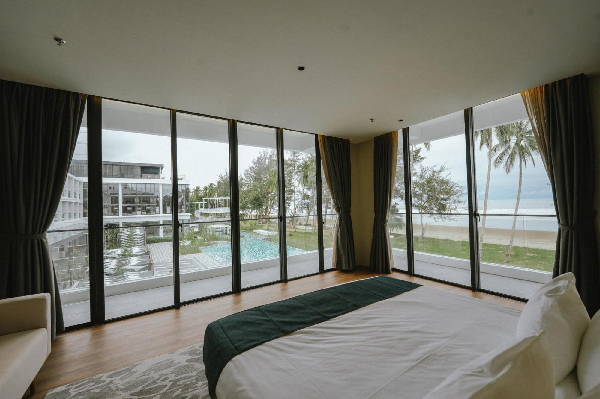 Roxy Beach Resort Sematan Extérieur photo