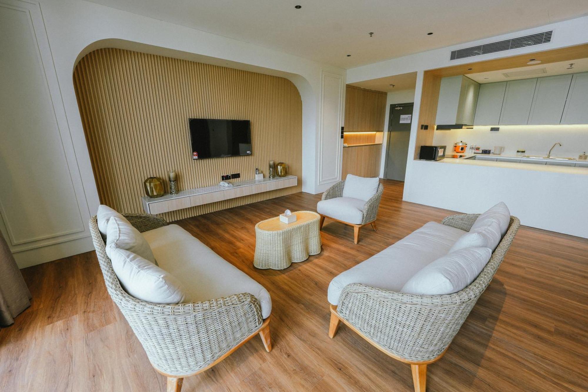 Roxy Beach Resort Sematan Extérieur photo