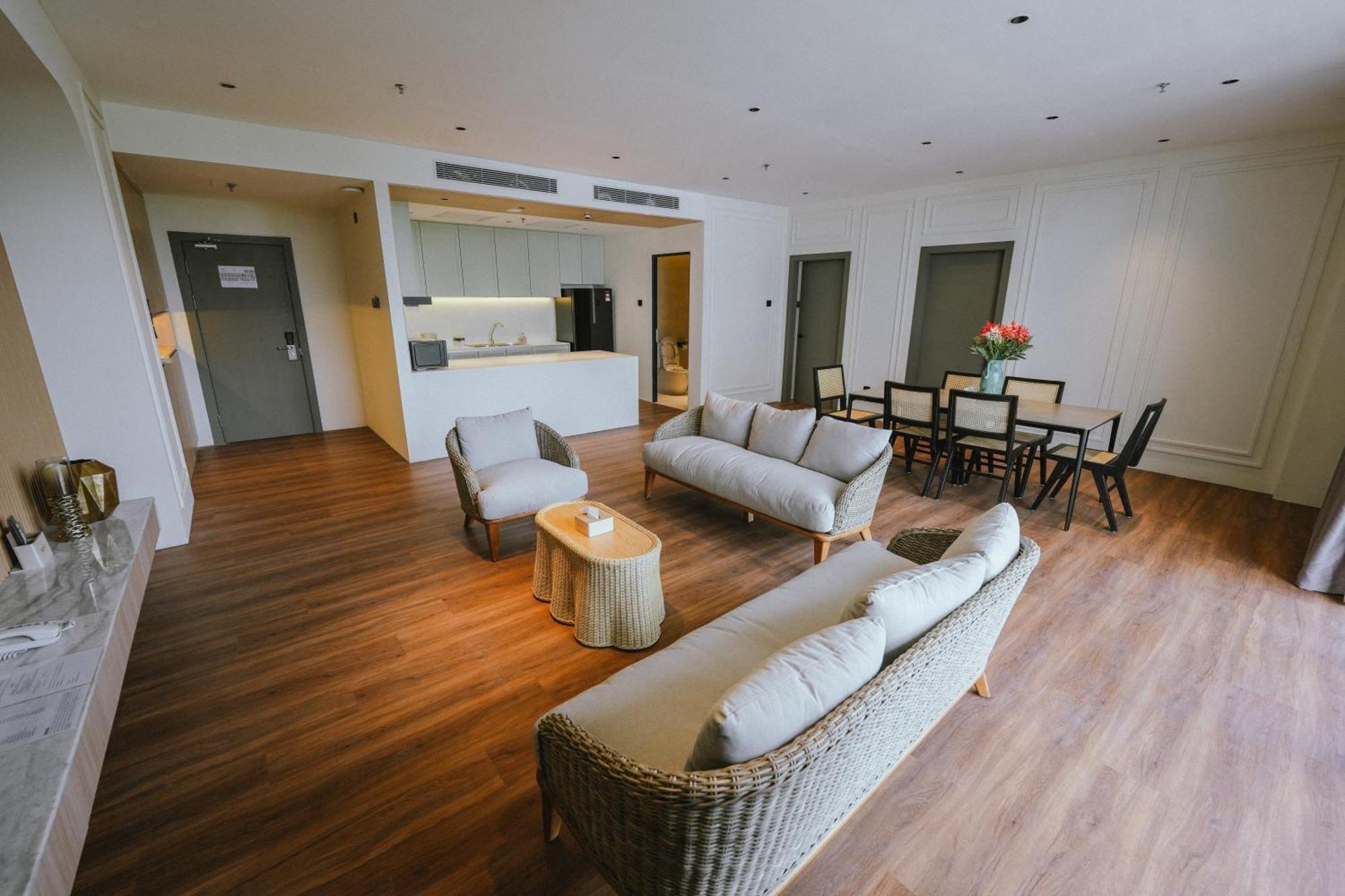 Roxy Beach Resort Sematan Extérieur photo
