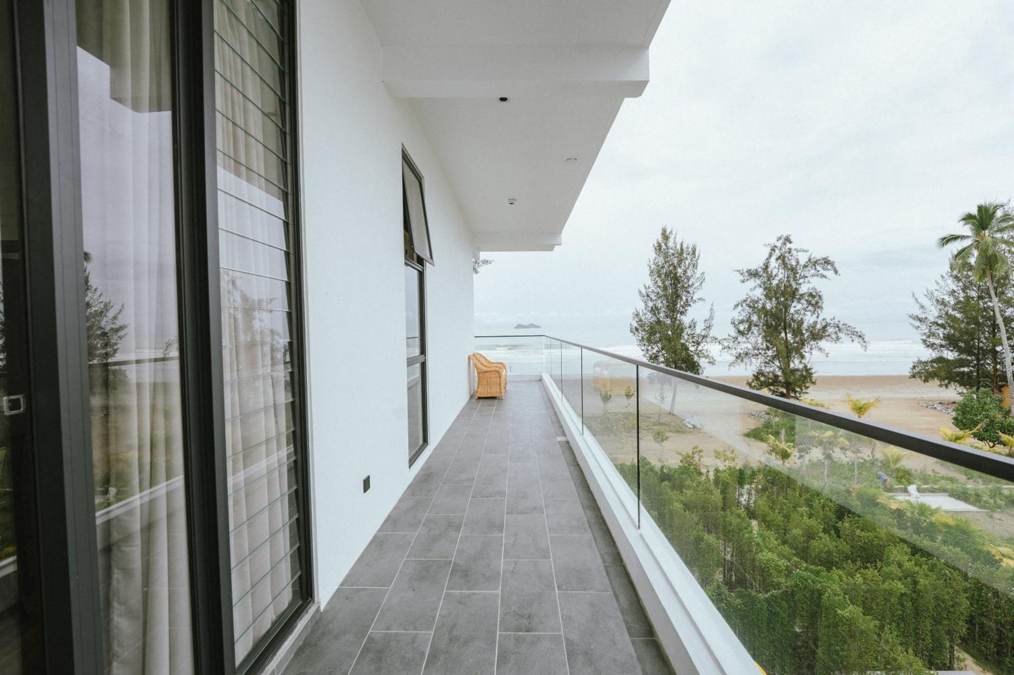 Roxy Beach Resort Sematan Extérieur photo