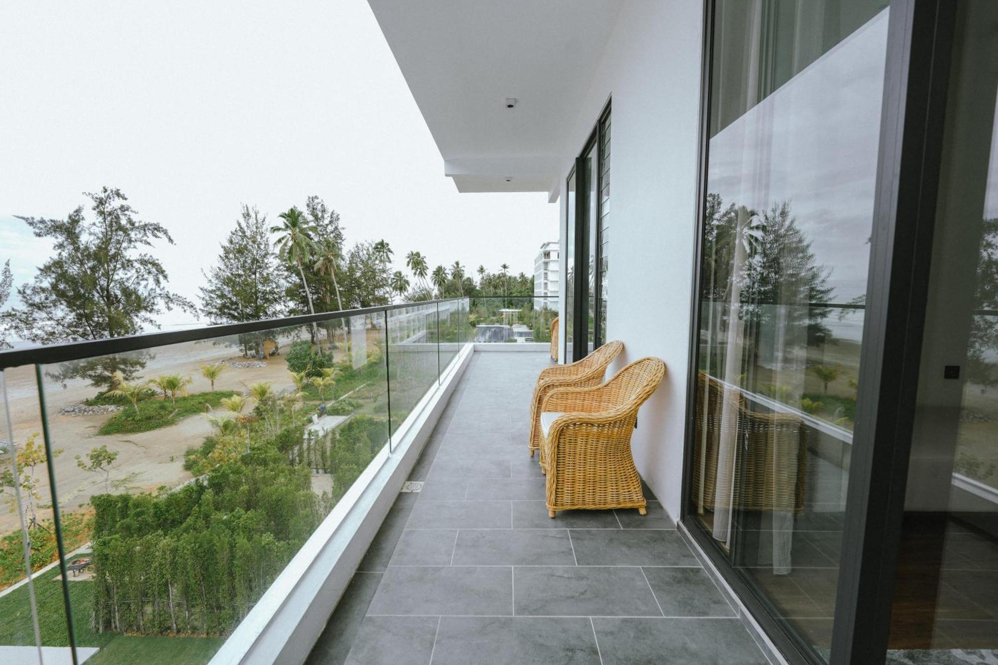 Roxy Beach Resort Sematan Extérieur photo