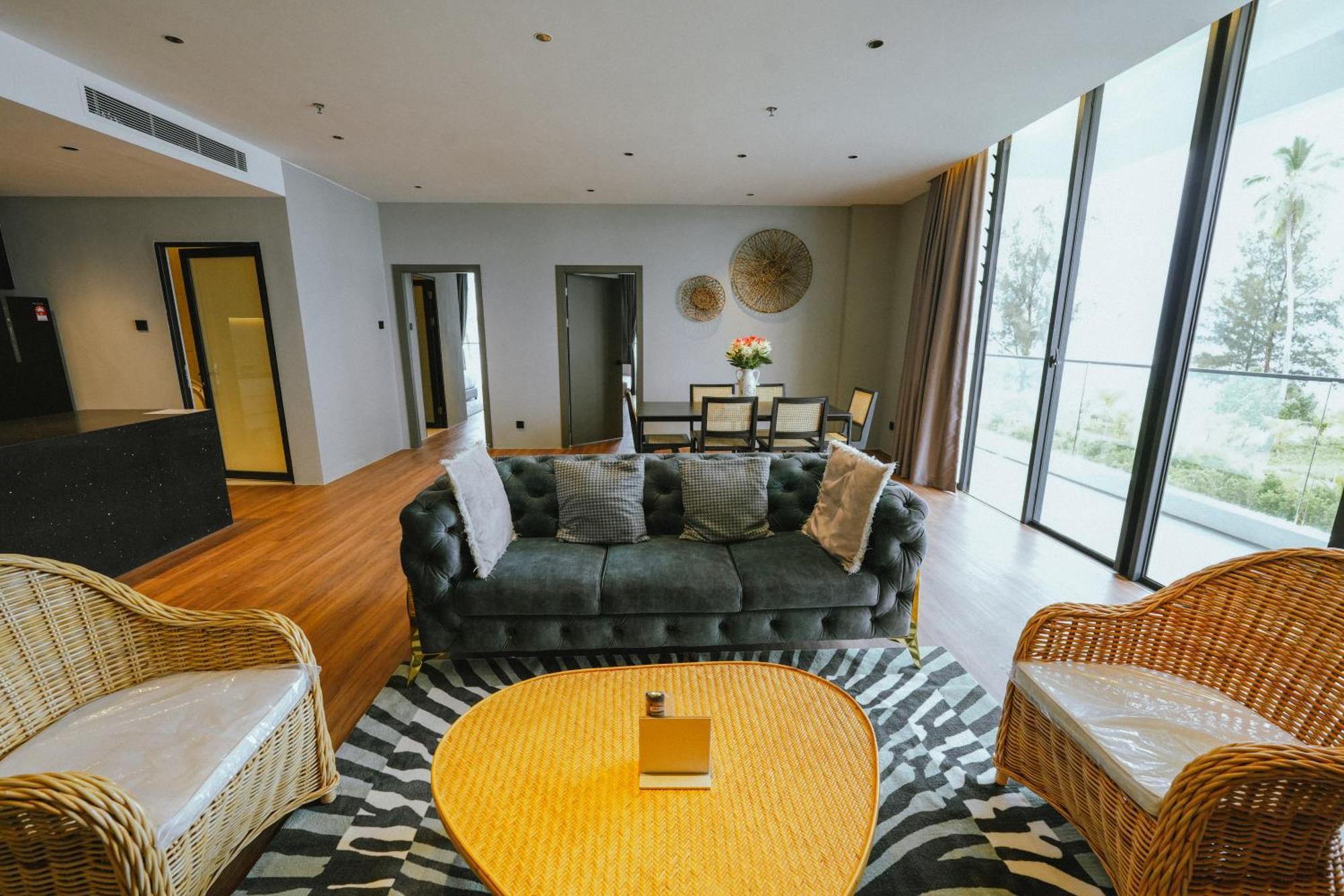 Roxy Beach Resort Sematan Extérieur photo