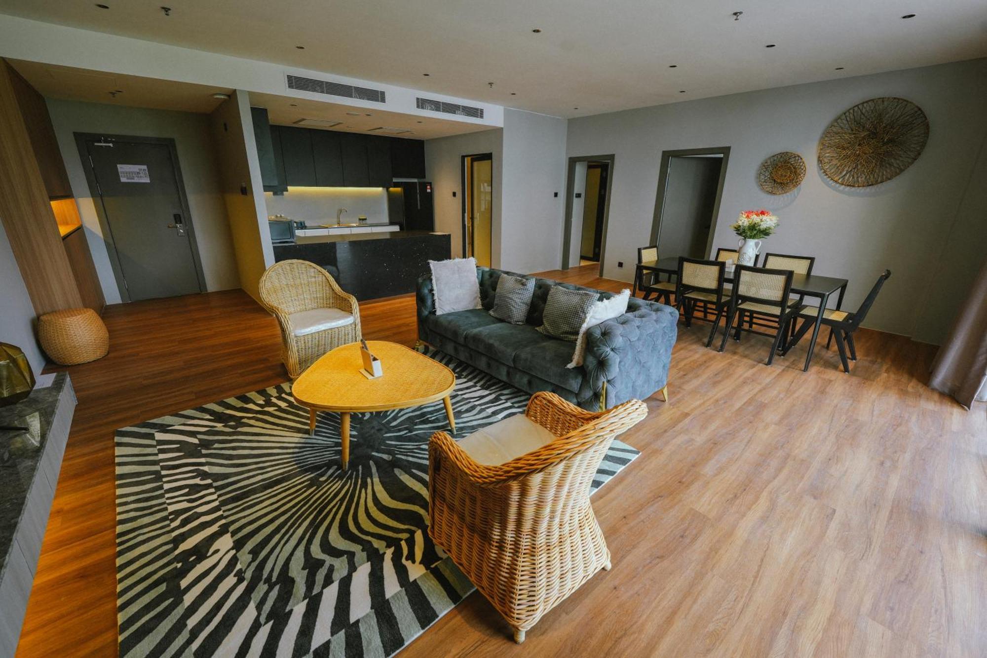 Roxy Beach Resort Sematan Extérieur photo