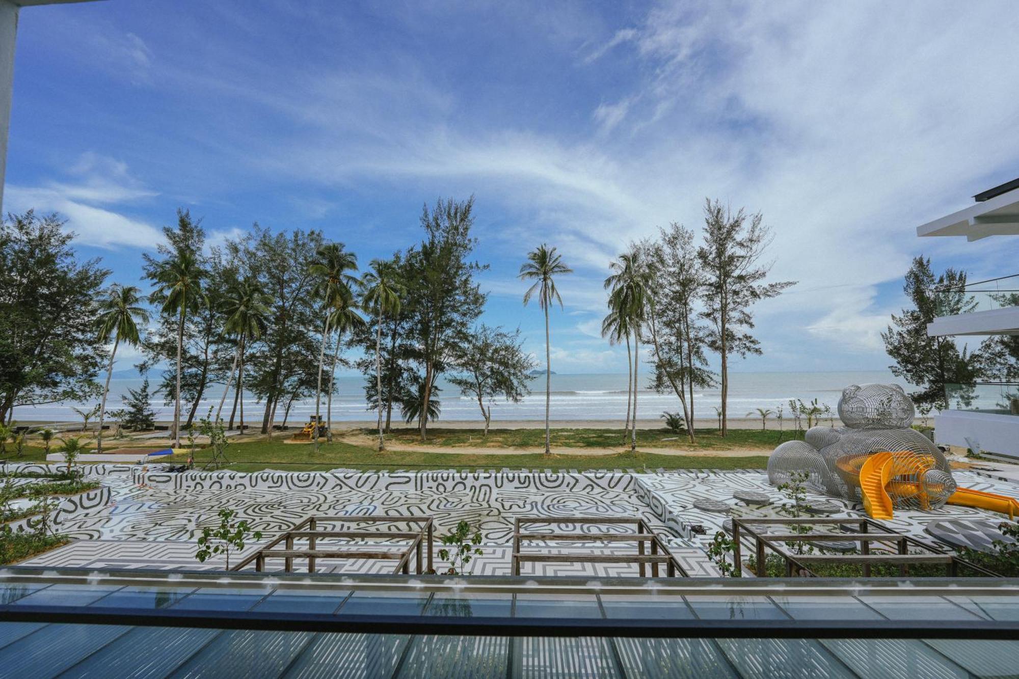 Roxy Beach Resort Sematan Extérieur photo