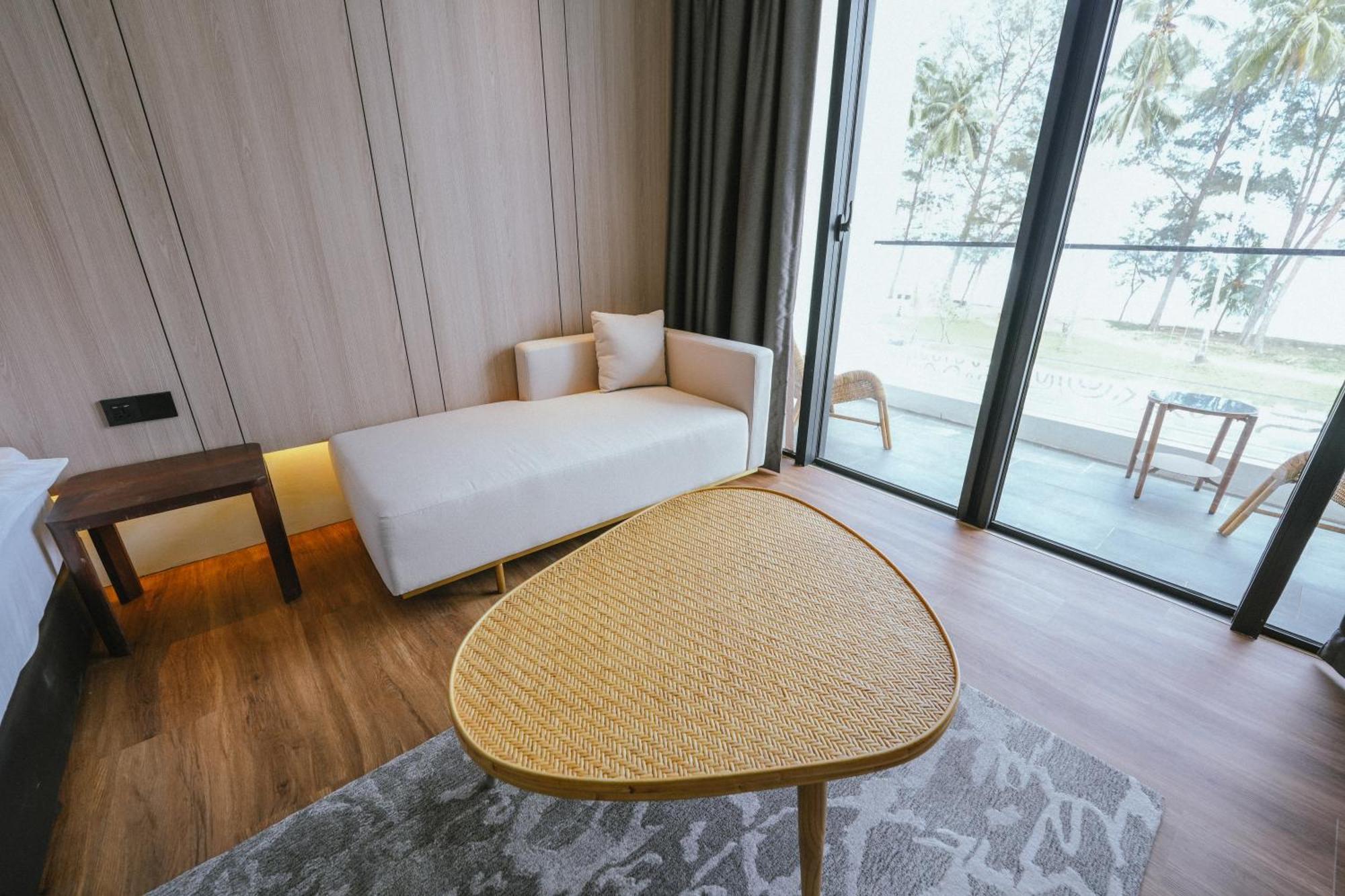 Roxy Beach Resort Sematan Extérieur photo