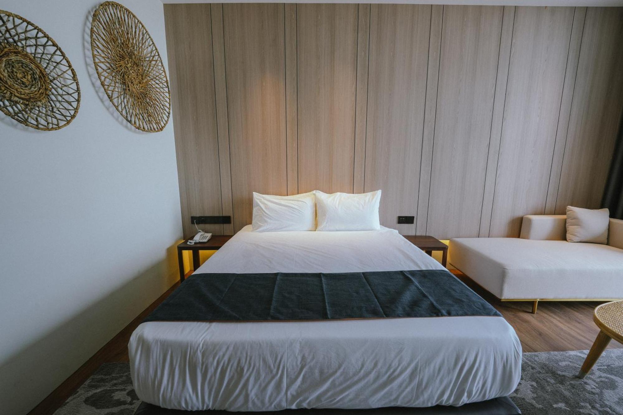 Roxy Beach Resort Sematan Extérieur photo